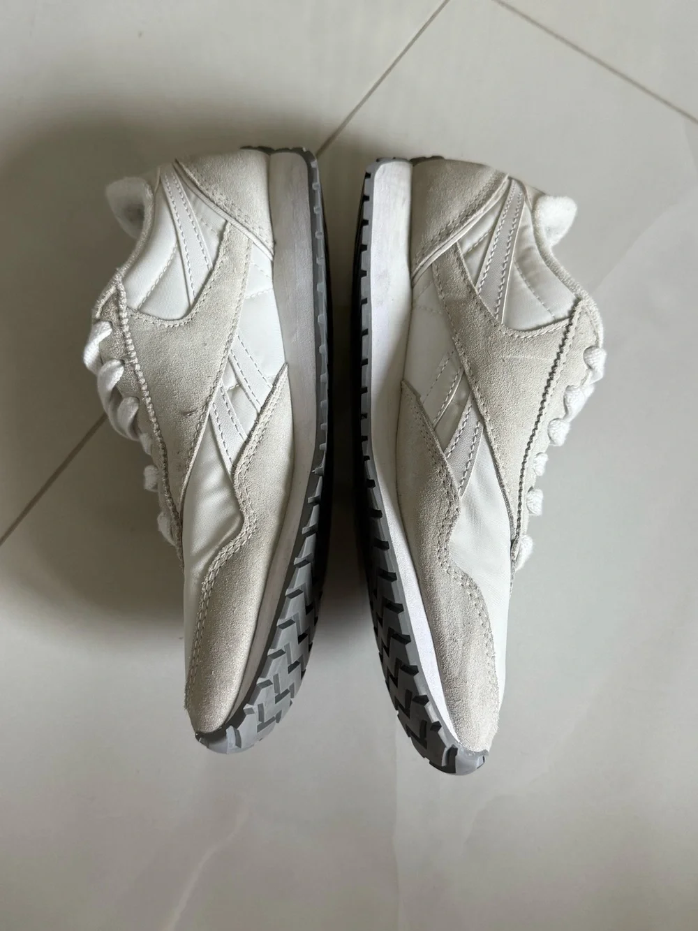 Reebok White and Light Gray Low-Top Sneakers size 6